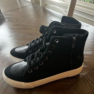 Black high top blowfish